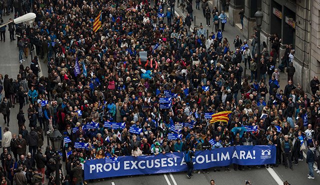 La manifestación terminó simbólicamente al borde del mar Mediterráneo, donde más de 5.000 inmigrantes han perdido la vida en 2016. AFP