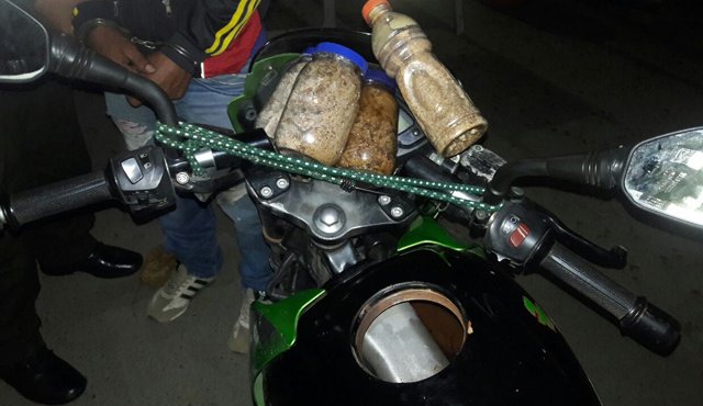 Los dos kilos de droga estaban en el tanque de la gasolina de la moto. Suministrada