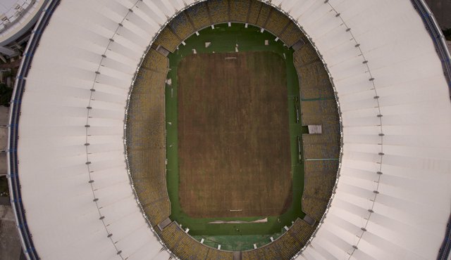 Esta imagen del 2 de febrero muestra el campo seco del estadio de Maracaná en Río de Janeiro, Brasil. El estadio se renovó para el Mundial de 2014 a un costo de unos 500 millones de dólares, y quedó en gran parte abandonado tras los Juegos Olímpicos y Paralímpicos. AP