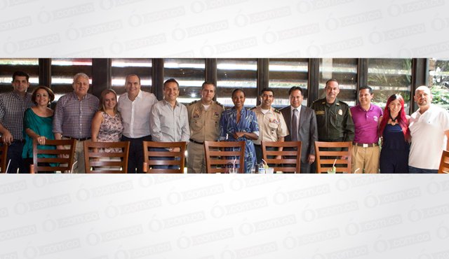 David Ararat,Gladys Navarro, el alcalde de Cúcuta, César Rojas Ayala; Esmeralda Rojas; Carlos Luna Romero; Guillermo Infante, el brigadier general Jaime Carvajal; Mabel Lara, el brigadier general Antonio Beltrán; el gobernador William Villamizar Laguado; el brigadier general Gustavo Moreno; Juan Roberto Vargas, María Cecilia Hernández y Eduardo Cadavid. Juan Pablo Cohen