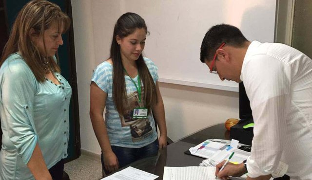 El gerente del hospital Emiro Quintero Cañizares, Jairo Pinzón López, asignó a nuevos profesionales para los puestos de salud. Javier Sarabia