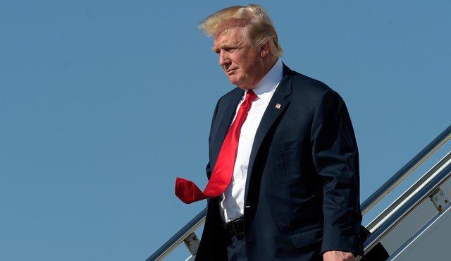 Trump regala los bolígrafos como recuerdos después de las ceremonias donde firma decretos que pone como evidencia de su ritmo ambicioso. AP