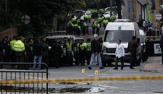 En el barrio la Macarena junto a la Plaza de Toros de la Santamaría, se presentó la explosión de un petardo que dejó heridos a 11 policías y daños materiales en edificaciones Colprensa