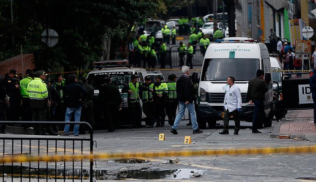 En el barrio La Macarena junto a la Plaza de Toros de la Santamaría, se presentó la explosión de un petardo que dejó heridos a 11 policías y daños materiales en edificaciones. Colprensa