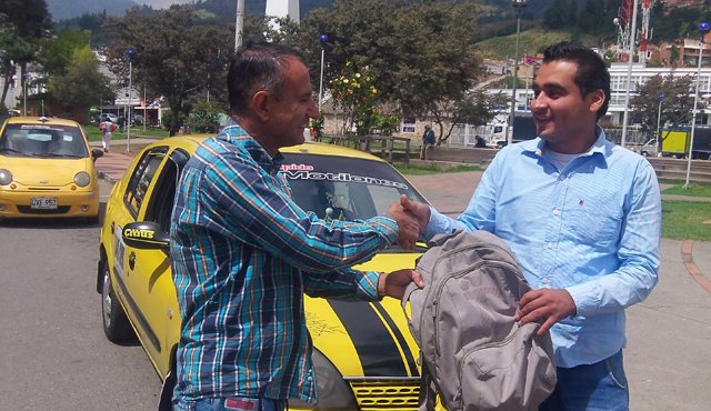 En el parque águeda gallardo se cumplió la entrega del bolso. A la izquierda Luis Eduardo Araque, pariente de una mujer que dejó abandonado el bolso, recibiendo las pertenencias de parte del taxista Carlos Alberto Zabala Villamizar. Roberto Ospino