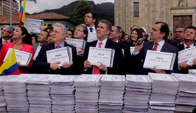 El año pasado, desde el centro democrático lideraron una recolección de firmas en todo el país, para respaldar una demanda contra el Acto Legislativo para la Paz. Archivo