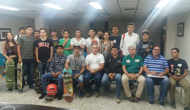 En el auditorio de comfanorte, el presidente de la comisión técnica nacional de skateboarding, Rubén Darío Delgado, en compañía de Rafael Gentil, miembro del comité de Fedepatín, y el director de Indenorte David Castillo, dialogaron con los sketers de Cúcuta para que se vinculen a la Liga. Cortesía