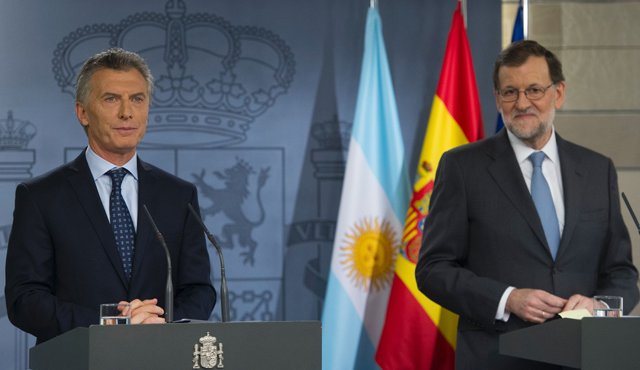 Los presidentes de Argentina, Mauricio Macri (derecha), y España, Mariano Rajoy, destacaron en Madrid su preocupación por el deterioro continuo de la situación política y económica en Venezuela. AFP