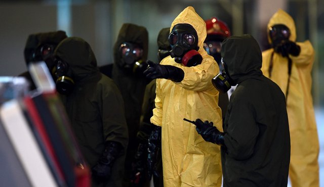 Los miembros del equipo de Policía de Sanidad de Malasia realizaron una operación de descontaminación en la terminal del Aeropuerto Internacional de Kuala Lumpur para asegurarse de que no había riesgo del letal agente nervioso VX usado para asesinar a Kim Jong-Nam. AFP