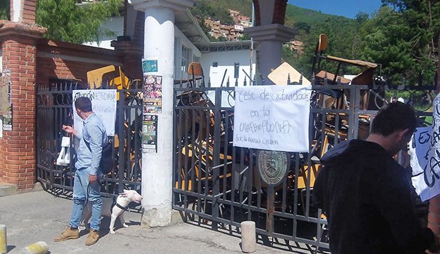 Así amaneció ayer la sede principal de la Universidad de Pamplona. Los estudiantes permanecen en asamblea general, dicen que hasta no tener una solución no volverán las clases. Roberto Ospino