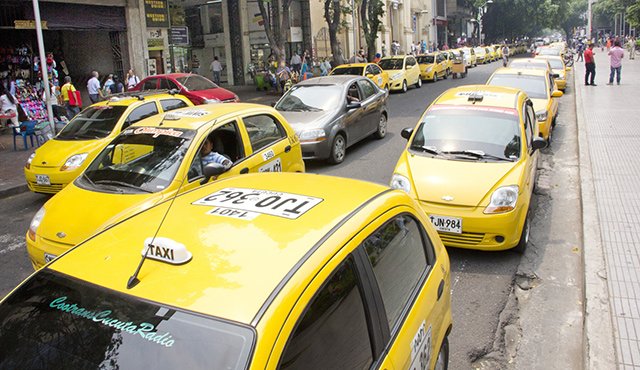 El próximo seis de marzo la Alcaldía dará a conocer a los empresarios del transporte y a gremios económicos el estudio del pico y placa. Archivo