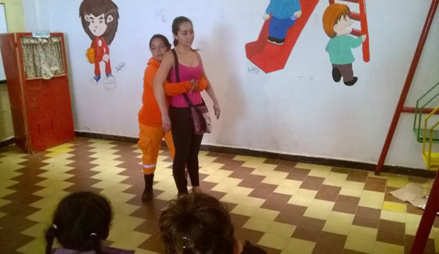 A las madres Fami se les enseñó como actuar en caso de emergencia, brindando los primeros auxilios. Cortesía