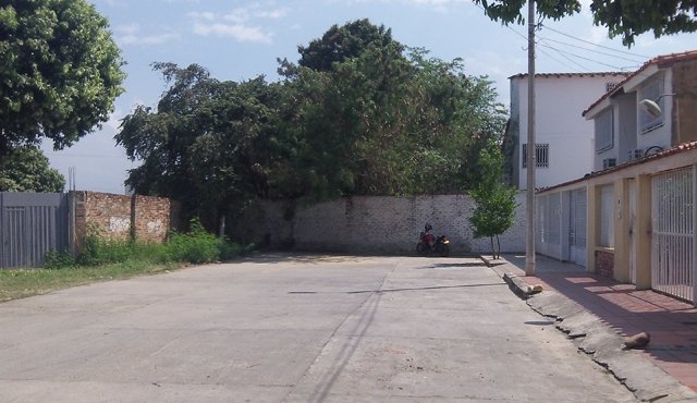 Esta es la calle Cero N, en Quinta Bosch, cuya reapertura reclaman a la Alcaldía los vecinos, porque es una vía pública. Archivo La Opinión