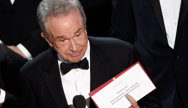 El presentador Warren Beatty muestra el sobre que revela a "Moonlight" como la ganadora del Oscar a la mejor película, el domingo 26 de febrero del 2017 en el Teatro Dolby de Los Angeles. AP