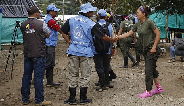 Los 450 observadores de la ONU comenzaron a hacer presencia en las zonas veredales para el registro y verificación de las armas con las que cuentan las Farc y proceder con su almacenamiento en los contenedores. AP