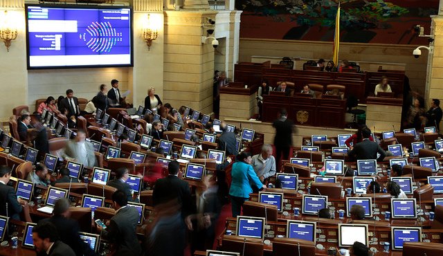 La reforma estipula que el partido en que quede convertidas las Farc al estar ya totalmente desmovilizadas, tendrá derechos a tener cinco curules en el Senado y cinco más en la Cámara, pero de forma temporal por dos periodos legislativos. Colprensa