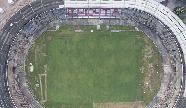Vista aérea del estadio General Santander en la que se observa algunos sectores deteriorados por el uso de las personas que lo utilizan de manera regular. Juan Pablo Cohen
