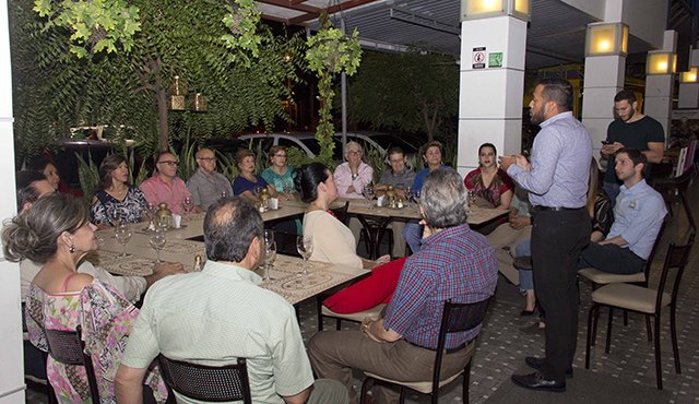 Los asistentes disfrutaron la charla dada por el sommelier Bayron Galero y degustaron las delicias del vino y ricos pasabocas. Alfredo Estévez