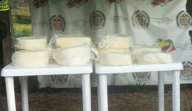 Tras inspeccionar el vehículo, los policías hallaron el queso en un recipiente. Cortesía