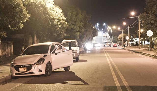 Luego de huir del ataque a tiros, Daniela Olarte, quien conducía el vehículo marca Mazda 2, chocó con una camioneta en el sector del puente La Gazapa, tratando de salvar su vida. Alfredo Estévez
