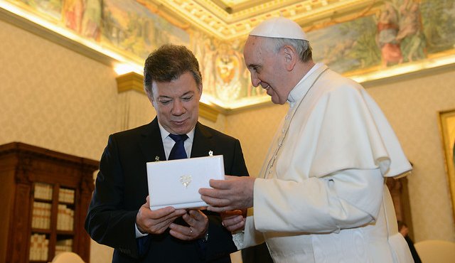 El pasado mes de diciembre Santos y el expresidente Uribe se reunieron con el papa Francisco en el Vaticano. Archivo