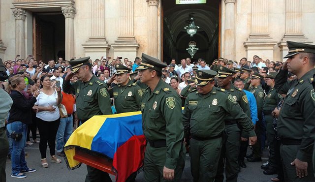 La policía acompañó a la familia de la víctima. Cortesía