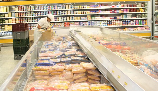 Las cadenas de grandes superficies, lideran los programas para dejar el uso de las bolsas plásticas. Archivo