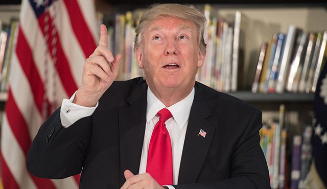 Trump había firmado apenas una semana después de asumir el poder un decreto que impedía temporalmente el ingreso de todos los refugiados, inmigrantes o simples viajeros de esos siete países, una medida que provocó una oleada global de indignación. AFP