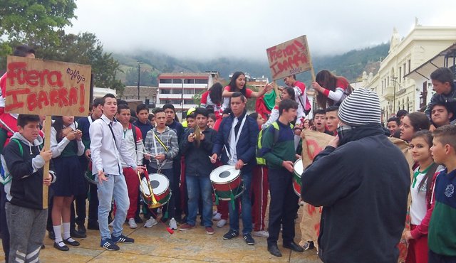 Estudiantes y padres del colegio Provincial San José están en paro, pidiendo la renuncia del rector Hernando Ibarra. Por el paro no reciben clases 1.800 estudiantes que son atendidos por 82 maestros. Roberto Ospino