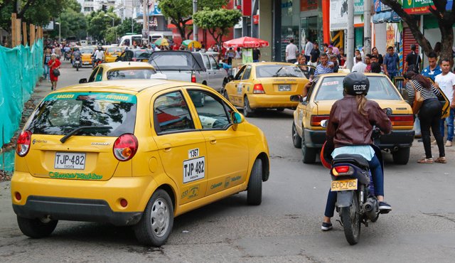 La presencia de paraderos ilegales de taxi es, a juicio de concejales de la ciudad, lo que tiene frenada la movilidad en el centro de Cúcuta. Mario Franco