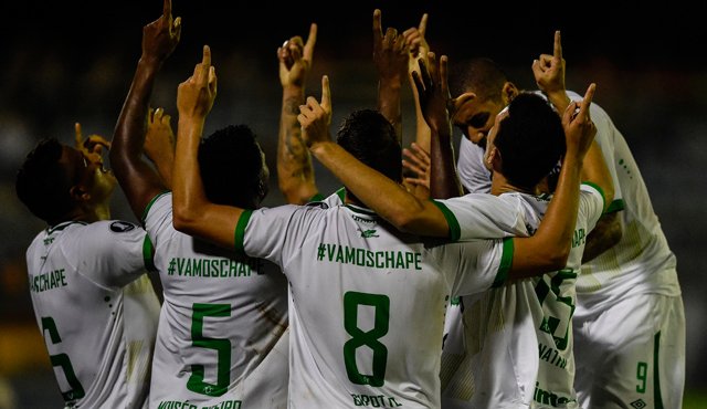 Los focos del mundo del fútbol estaban concentrados en el regreso de Chapecoense a la escena internacional. AFP