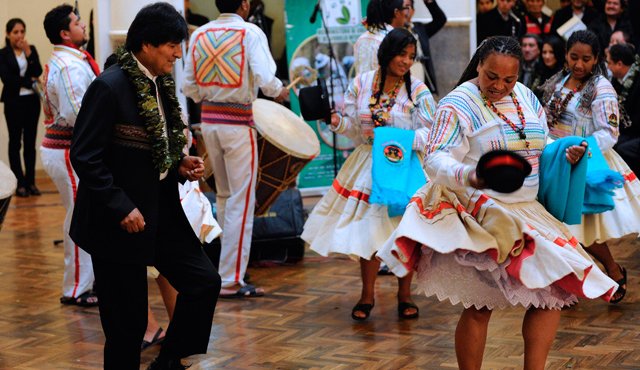 El presidente evo morales exhibe sus habilidades para bailar los ritmos nativos durante una ceremonia para promulgar un proyecto de ley que incrementa las áreas legales de cultivos de coca en el palacio presidencial del Quemado en La Paz. AFP