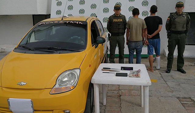 A los detenidos se les encontró en su poder diferentes cuchillos y todos los elementos propios del vehículo dentro de un bolso deportivo. Cortesía