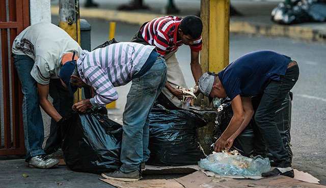 Al 93,3% de las familias no les alcanza para comprar alimentos, mientras siete de cada diez personas perdió en promedio 8,7 kilos de peso en el último año, detalla el estudio de un grupo de universidades. AFP