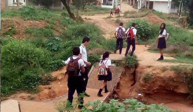 Los niños de los barrios cercanos son los más afectados con la situación. Cortesía