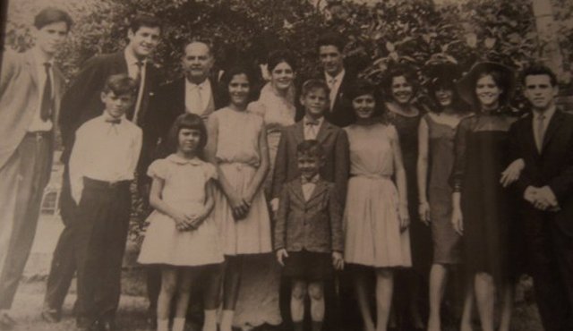 De izquierda a derecha, atrás: Rodolfo, Carlos, Augusto Duplat Yáñez, Natalia, Hernando Rodríguez Gómez, Virginia (La Nena) Sanjuán de Duplat, Susana, Leonor, única Señorita Colombia elegida por Norte de Santander en 1963 y Jorge Duplat Sanjuán. Adelante los hermanos menores de esa numerosa familia, Eduardo, María José, Gabriela, Ricardo, Guillermo y Josefina Duplat Sanjuán. Archivo La Opinión