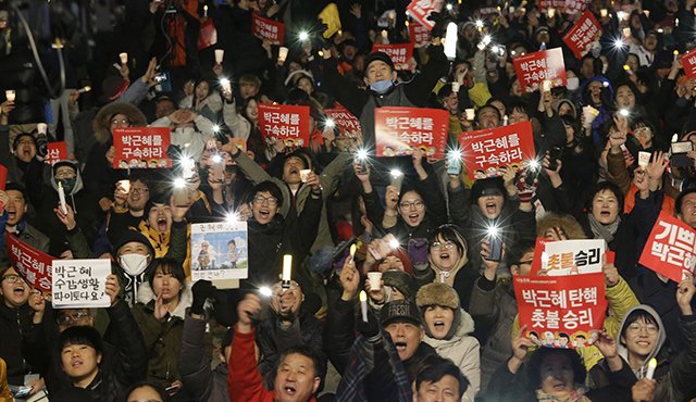 Manifestantes piden la destitución de la presidenta Park Geun-hye en Seúl. Los surcoreanos deben decidir ahora qué rumbo toman. AP