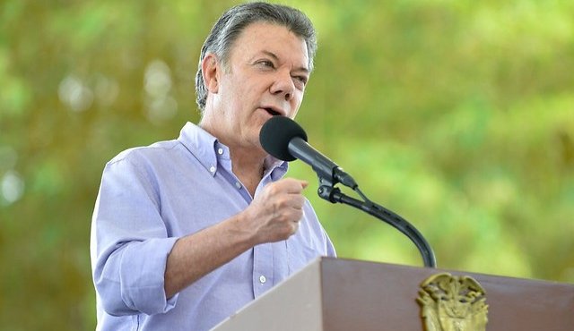 Santos aseguró que hay sectores que quieren desviar el camino hacia la paz. Colprensa