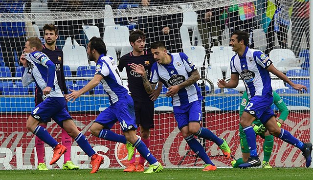 El Barcelona se queda con 60 puntos, uno más que el Real Madrid, que tiene dos partidos menos. AFP
