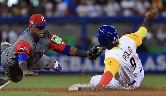 Colombia salió de un hoyo profundo en el séptimo cuando los quisqueyanos llenaron las bases por boletos a Castillo y Machado, el de este último intencional, con doblete intercalado de Segura al callejón del jardín derecho. AFP