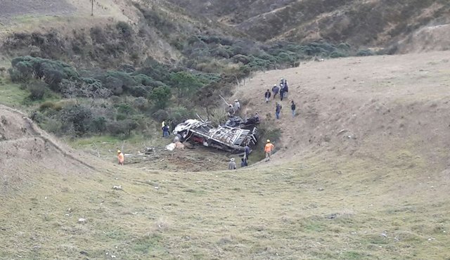 El vehículo rodó y se volcó en un abismo de Cuestaboba. Cortesía