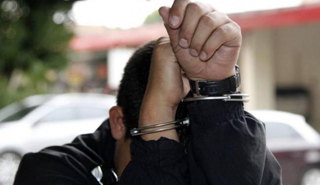 El hombre le habría dicho a la joven que fueran a su casa, donde él, a través de un rito religioso, la podía sanar. Colprensa