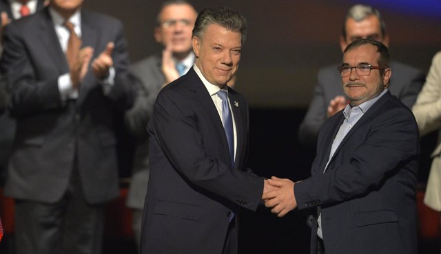 En el teatro Colón de Bogotá, el presidente Juan Manuel Santos y Rodrigo Londoño, alias "Timochenko", líder de las Farc, firmaron el renegociado acuerdo de paz para poner fin a medio siglo de conflicto armado en Colombia Archivo