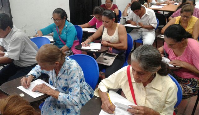 Jóvenes y adultos aprenden a leer y a escribir con el programa A Crecer que busca reducir los índices de analfabetismo en la región. Cortesía