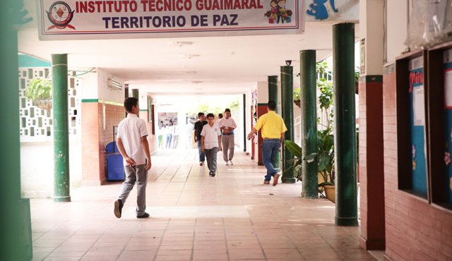 Cerca de 700 estudiantes se ven afectados con la falta de intérpretes en 12 colegios. César Obando