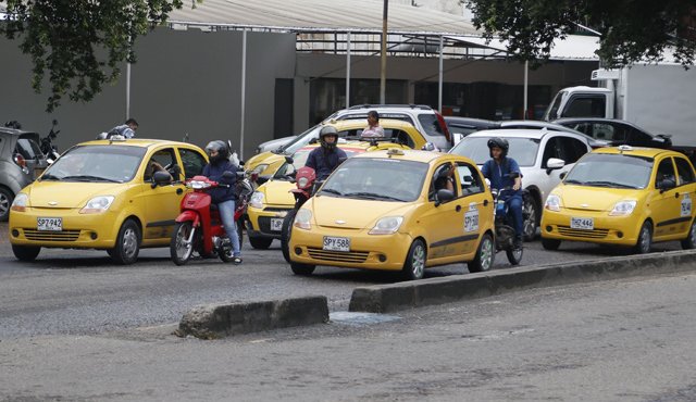La gran cantidad de carros que se moviliza por las calles principales son producto del permanente caos vehicular. Archivo La Opinión