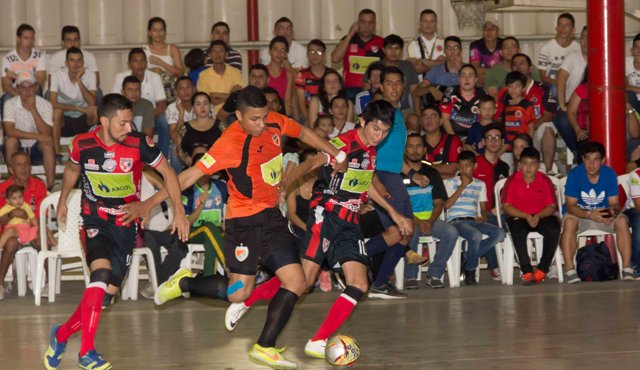 Un pasaje Del partido entre Cúcuta Niza y Lyon de Cali, jugado el pasado 3 de marzo en el coliseo de la Universidad Francisco de Paula Santander, en el que, según los árbitros, hubo agresión verbal de los aficionados hacia el equipo visitante. Luis Alfredo Estévez
