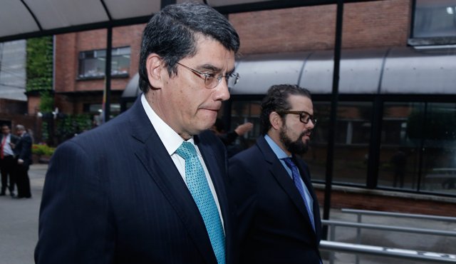 De acuerdo con el ente investigador, Alejandro Jiménez habría emitido un documento clave para dar viabilidad al Desembolso 004 y 005 al consorcio Navelena, sin embargo, parte del mismo contendría información falsa supuestamente emitida por el Área Jurídica del banco.
Colprensa