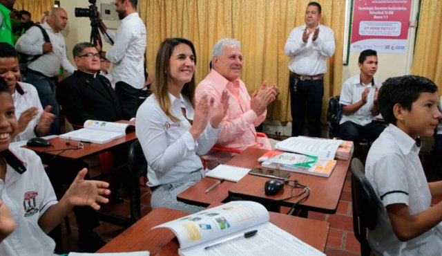 La ministra de Educación, Yaneth Giha Tovar, y el alcalde de Cúcuta, César Rojas, en clase de inglés. Obando