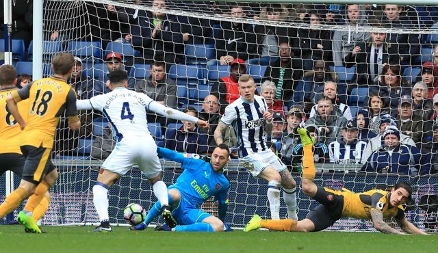 El delantero inglés Hal Robson-Kanu (segundo a la izquierda) de West Bromwich Albion anotó el tanto ante el portero colombiano David Ospina.
AFP